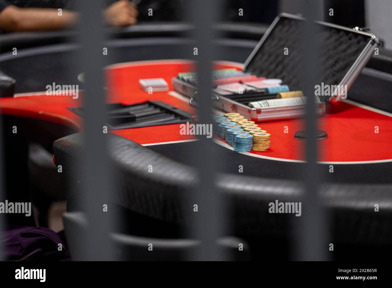 Nahaufnahme von Poker-Chips auf einem Casino-Tisch, am Arbeitsplatz nachts, führte die Kölner Polizei am Freitagabend einen Angriff gegen illegales Glücksspiel durch. Etwa 20 Stockfoto