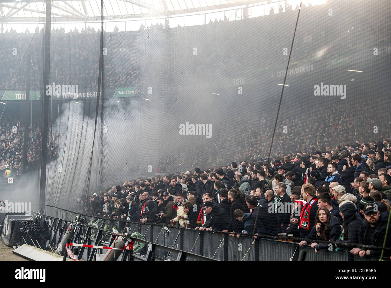 ROTTERDAM-Fans sehen beim Endspiel DES TOTO KNVB Cup zwischen Feyenoord und NEC Nijmegen am 21. April 2024 im Feyenoord Stadium de Kuip in Rotterdam, Niederlande, Feuer. ANP MAURICE VAN STEEN Stockfoto