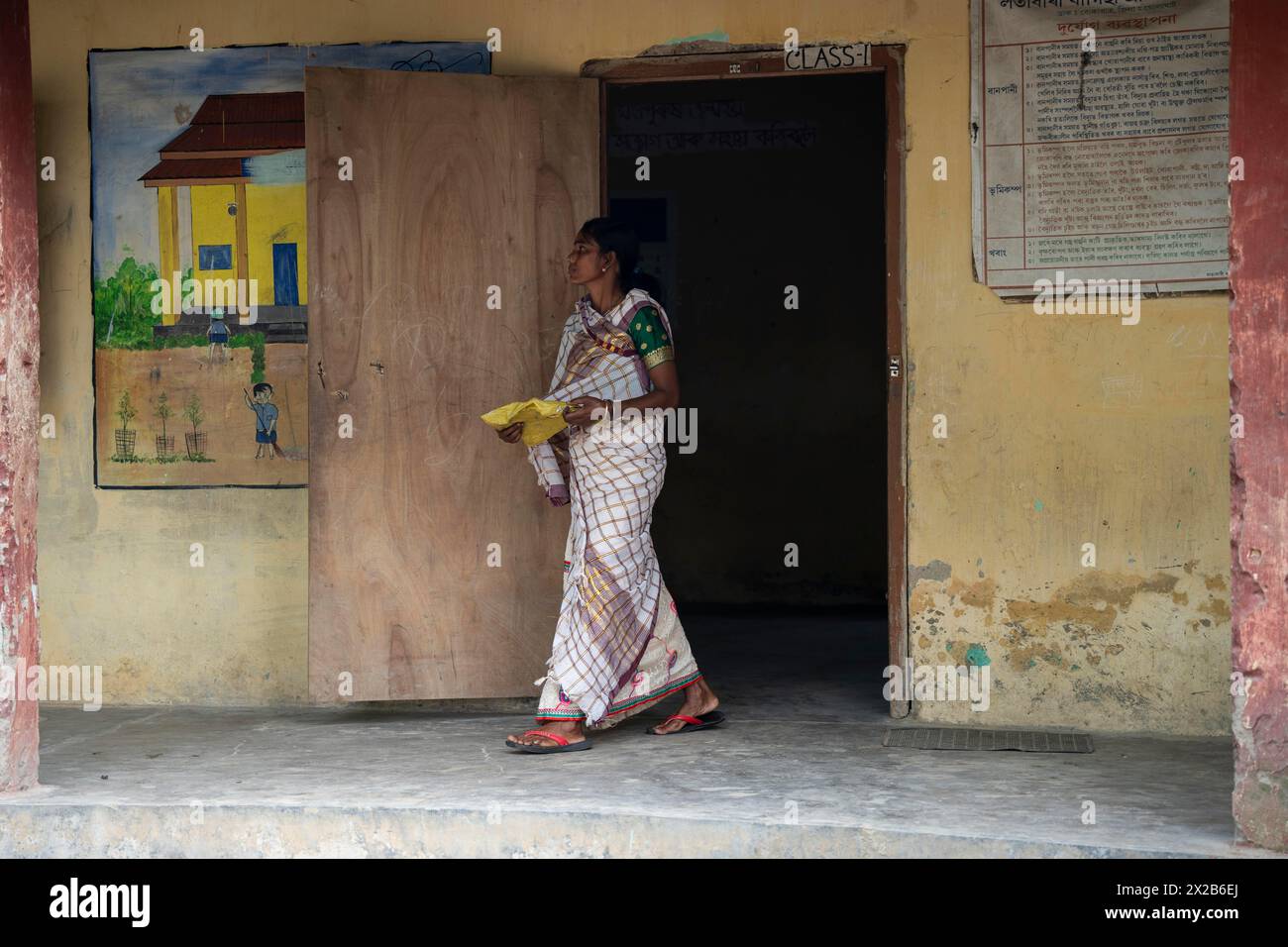 BOKAKHAT, INDIEN, 19. APRIL: Wähler kehren nach der Wahl während der ersten Phase der indischen Parlamentswahlen am 19. April 2024 in Bokakhat, Assam, zurück. Stockfoto