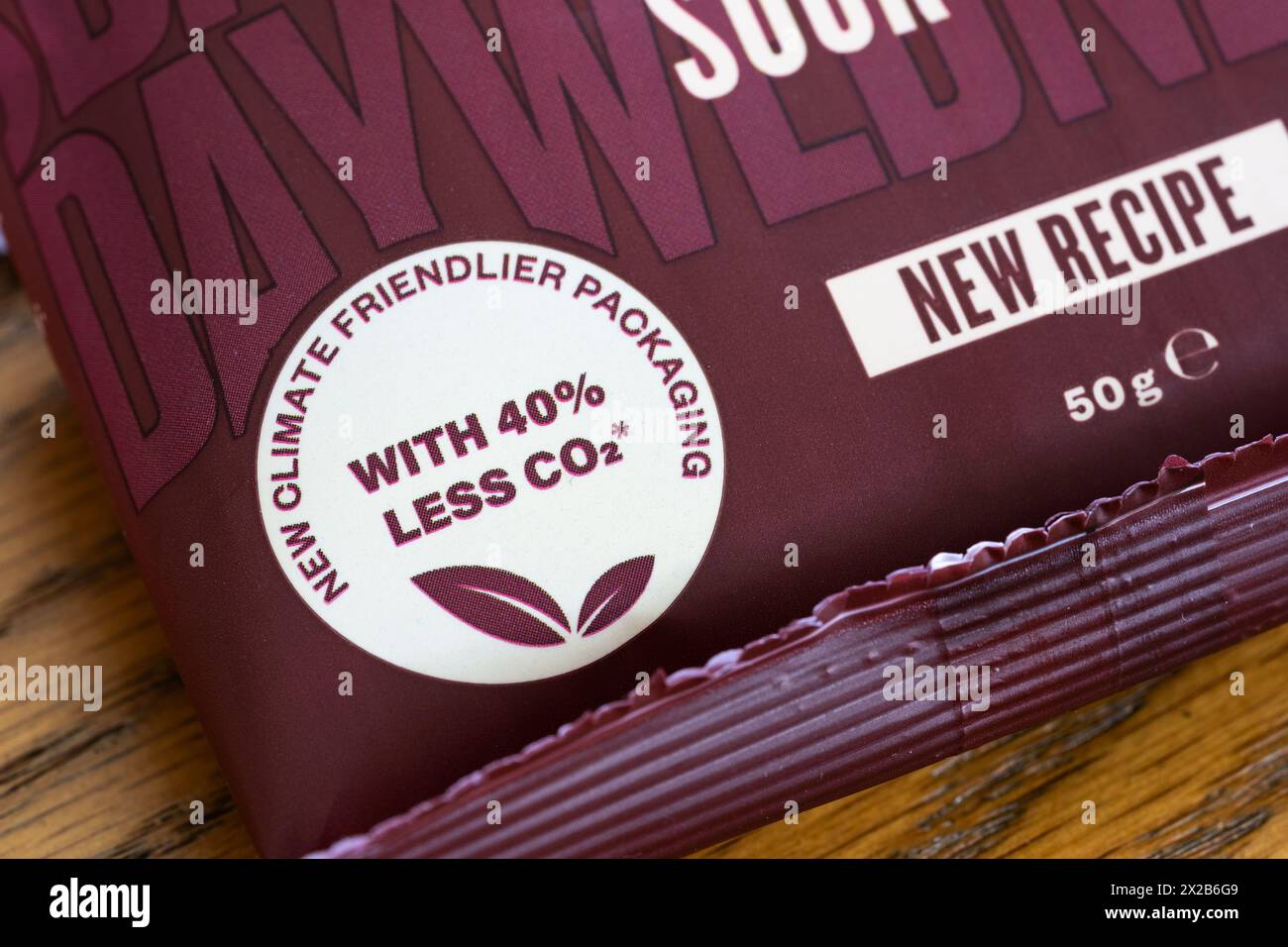 Pandy Sour Cola Süsses Paket mit neuer klimafreundlicher Verpackung mit 40 % weniger CO2, UK. Thema: Umweltfreundliche Verpackung, nachhaltig Stockfoto