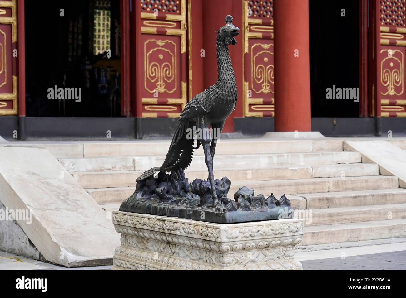 Neuer Sommerpalast, Peking, China, Asien, Eine traditionelle Pfauenskulptur vor den Stufen eines Tempels, Peking Stockfoto