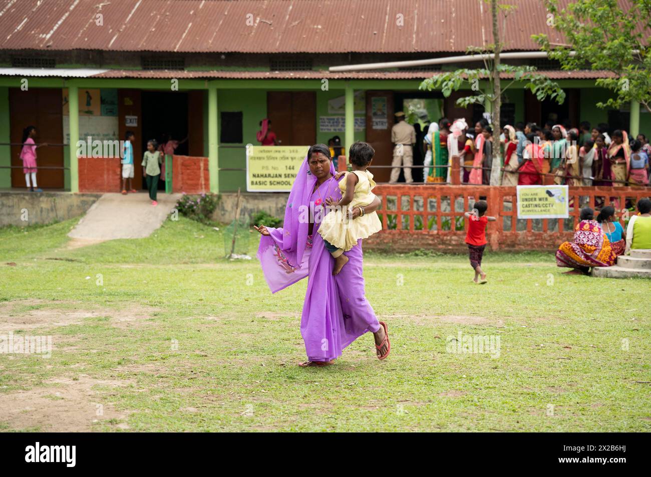 BOKAKHAT, INDIEN, 19. APRIL: Wähler kehren nach der Wahl während der ersten Phase der indischen Parlamentswahlen am 19. April 2024 in Bokakhat, Assam, zurück. Stockfoto