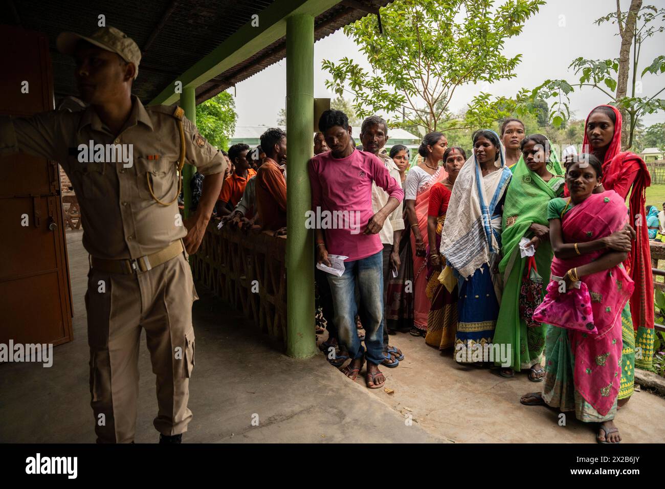 BOKAKHAT, INDIEN, 19. APRIL: Die Wähler warten in einer Wahlstation, um ihre Stimmen während der ersten Phase der indischen Parlamentswahlen am April abzugeben Stockfoto