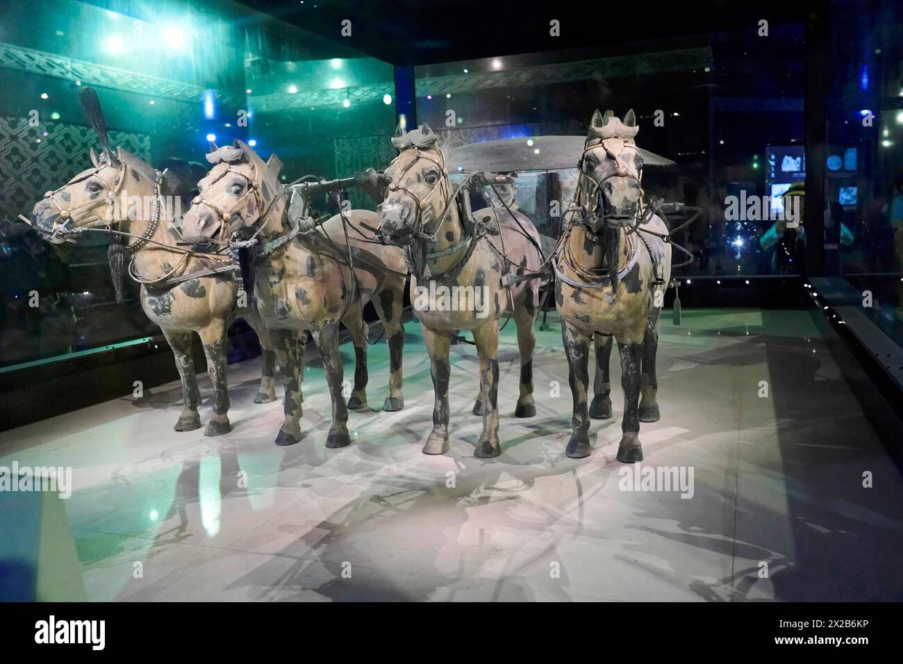 Terrakotta-Pferd und -Wagen, Mausoleum von Qin Shihuangdi, Ausstellungshalle, hoher Wagen, Xian, Shaanxi, China, Asien, vier Terrakottapferde davor Stockfoto