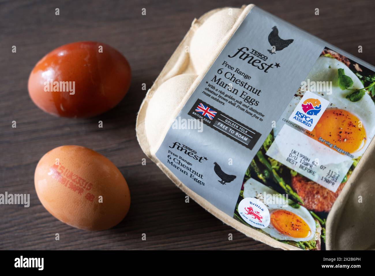 Tesco Finest Eigenmarke Free Range Chestnut Maran Eies and a Eierkarton, England. Konzept: Supermarkteier, Hühnereier, britische Löwenqualität Stockfoto