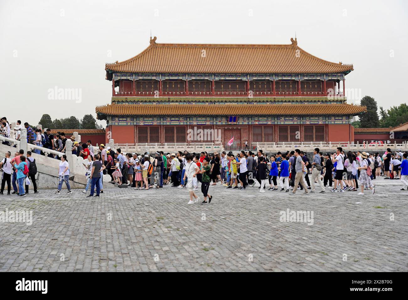 China, Peking, Verbotene Stadt, UNESCO-Weltkulturerbe, Menschenmenge versammelte sich in einem Bereich der Verbotenen Stadt, umgeben von historischen Gebäuden Stockfoto