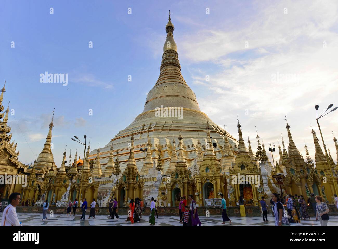 Shwedagon Pagode, Yangon, Myanmar, Asien, Tagesszene mit Besuchern der majestätischen Shwedagon Pagode, Asien Stockfoto