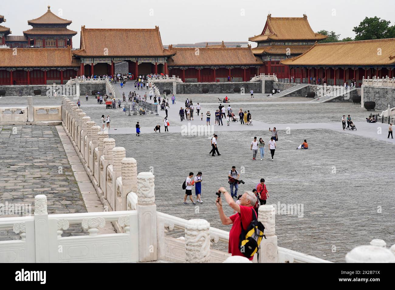 China, Peking, Verbotene Stadt, UNESCO-Weltkulturerbe, Blick auf Besucher, die entlang der alten Mauern und Gebäude der Verbotenen Stadt spazieren Stockfoto