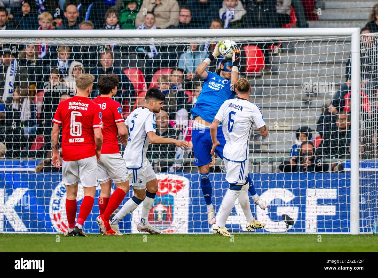 Kopenhagen, Dänemark. April 2024. Silkeborgs Pelle Mattsson und Kevin Diks, Kamil Grabara und Christian Soerensen während des Superliga-Spiels zwischen dem FC Kopenhagen und Silkeborg IF in Parken in Kopenhagen Sonntag, 21. April 2024. (Foto: Ida Marie Odgaard/Ritzau Scanpix) Credit: Ritzau/Alamy Live News Stockfoto