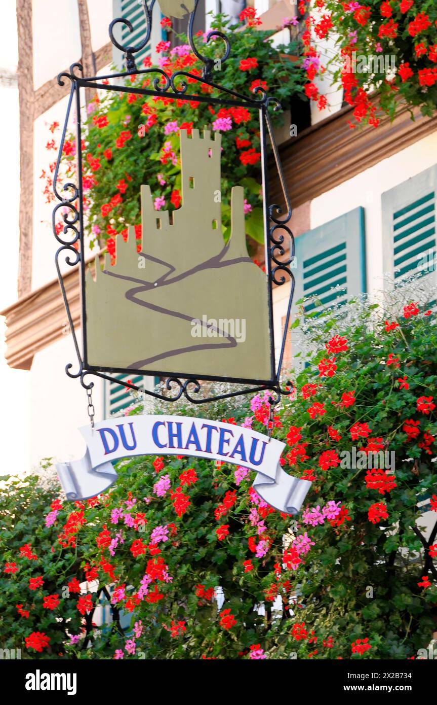 Kaysersberg, Elsass Weinstraße, Elsass, Département Haut-Rhin, Frankreich, Europa, Schild mit der Aufschrift „du Chateau“, umgeben von Blumen und Weinstöcken Stockfoto