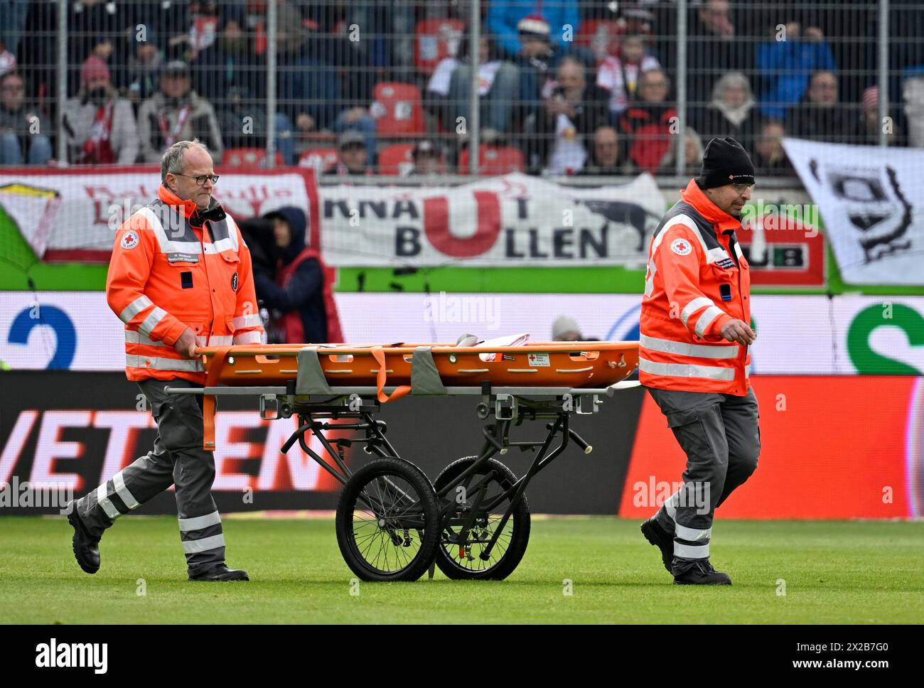 Verletzung, Sanitäter, Deurtsches Rotes Kreuz mit fahrbarer Trage auf dem Spielfeld, Voith Arena, Heidenheim, Baden-Württemberg, Deutschland, Europa Stockfoto