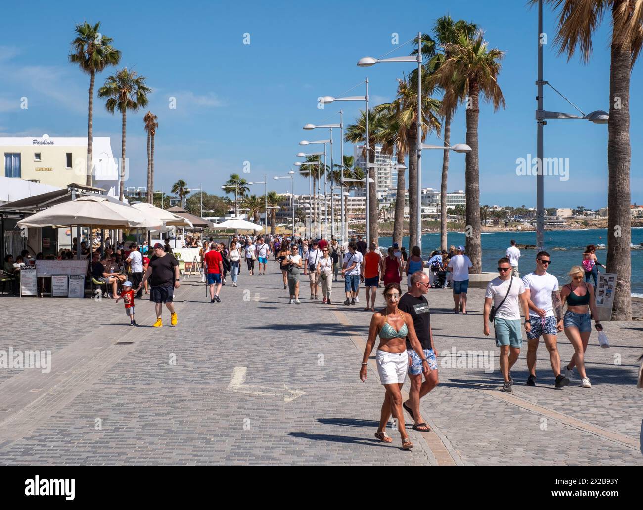 Touristen gehen entlang der Promenade an der Poseidonos Avenue, Paphos, Zypern. Stockfoto