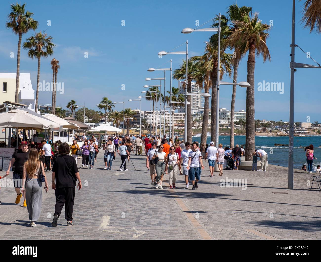 Touristen gehen entlang der Promenade an der Poseidonos Avenue, Paphos, Zypern. Stockfoto