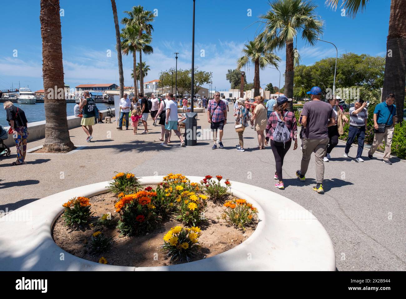 Touristen gehen entlang der Promenade an der Poseidonos Avenue, Paphos, Zypern. Stockfoto