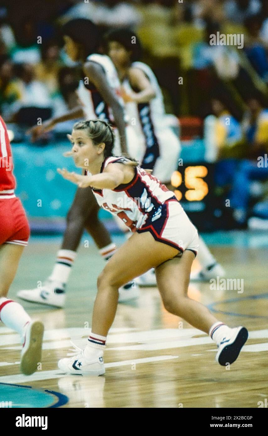 Kim Mulkey (USA) tritt 1984 bei den Olympischen Sommerspielen der Frauen im Basketball an. Stockfoto