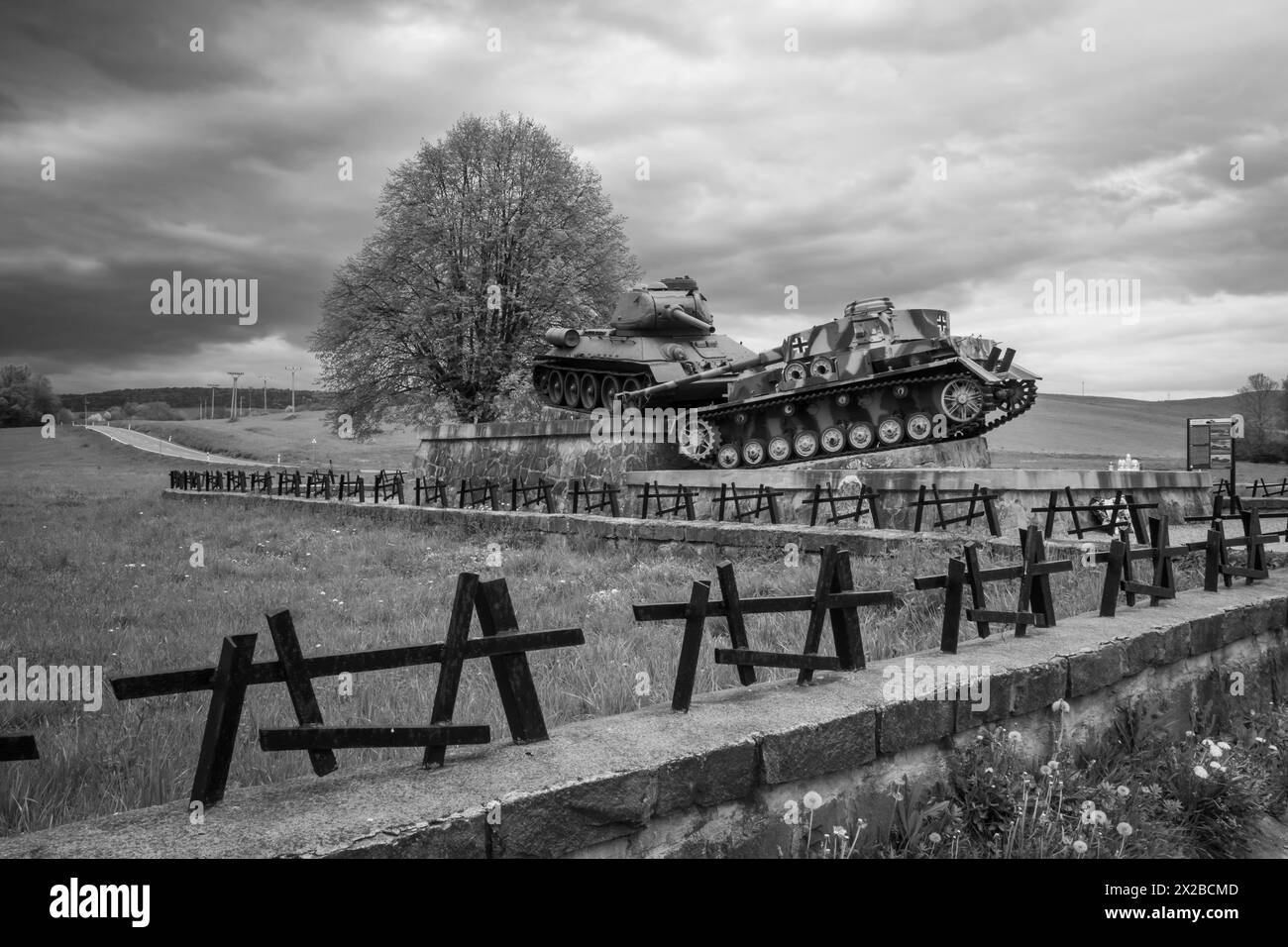 Sowjetischer T-34-Panzer und deutscher PzKpfw IV-Panzer auf dem Denkmal im „Tal des Todes“ (Udolie smrti) Kapisova, Slowakei, Europa. Stockfoto