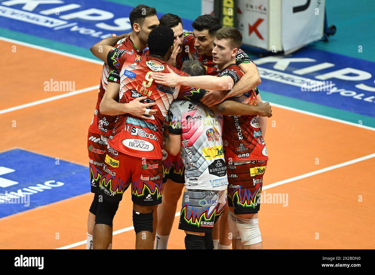 Monza, Italien. April 2024. Sir Safety Susa Perugia freut sich während der MINT Vero Volley Monza gegen Sir Safety Susa Perugia für das zweite Lega Credem Banca Finale am 21. April 2024 in der Opiquad Arena in Monza, Italien. Monza gewinnt das Spiel mit einem Ergebnis von 3-2 Credit: Independent Photo Agency/Alamy Live News Stockfoto