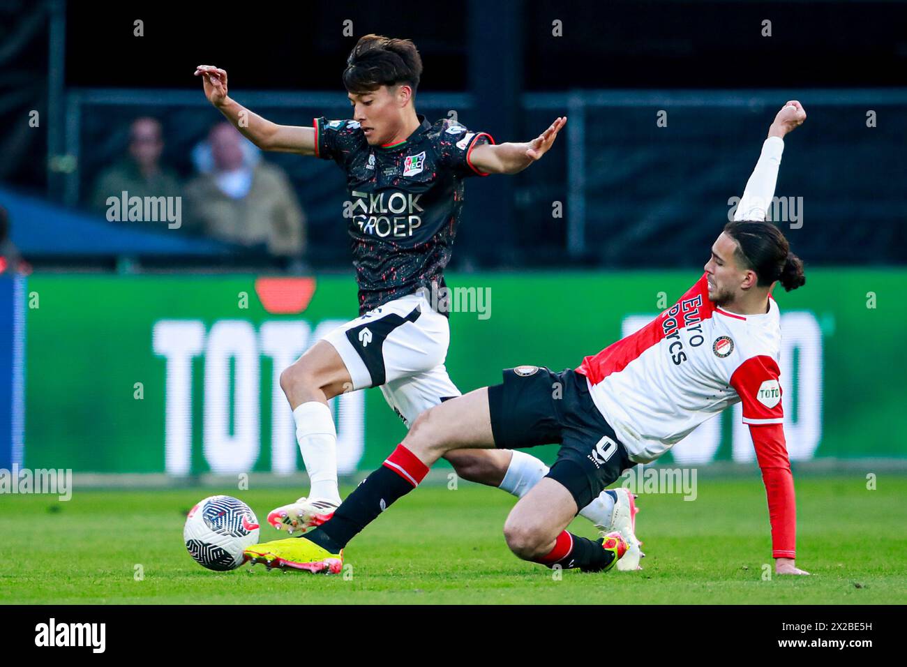 Rotterdam, Niederlande. April 2024. ROTTERDAM, NIEDERLANDE - 21. APRIL: Kodai Sano von NEC wird am 21. April 2024 im Stadion Feyenoord im TOTO-KNVB-Cup-Finale zwischen Feyenoord und NEC von Ramiz Zerrouki aus Feyenoord besiegt. (Foto: Broer van den Boom/Orange Pictures) Credit: Orange Pics BV/Alamy Live News Stockfoto