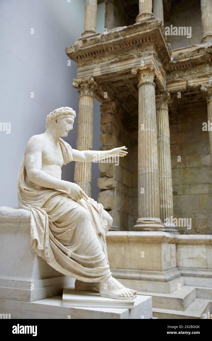 Sitzstatue Eines beendigt Kaisers, Rekonstruktion der das Markttor von Milet, Pergamon Museum, Berlin, Deutschland. Stockfoto