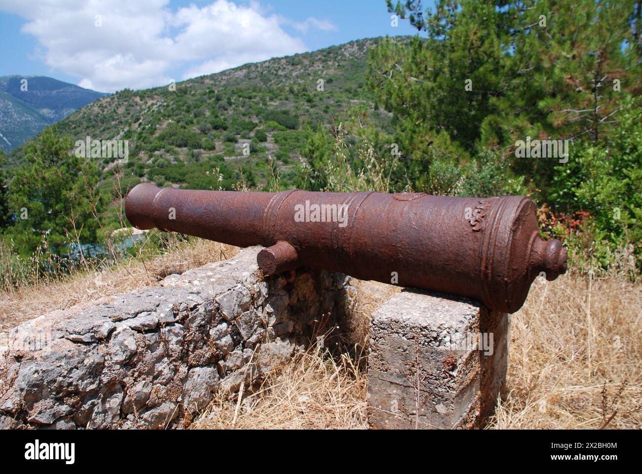 Venezianische Kanone über Loutsa bei Vathy auf der griechischen Insel Ithaka. Stockfoto