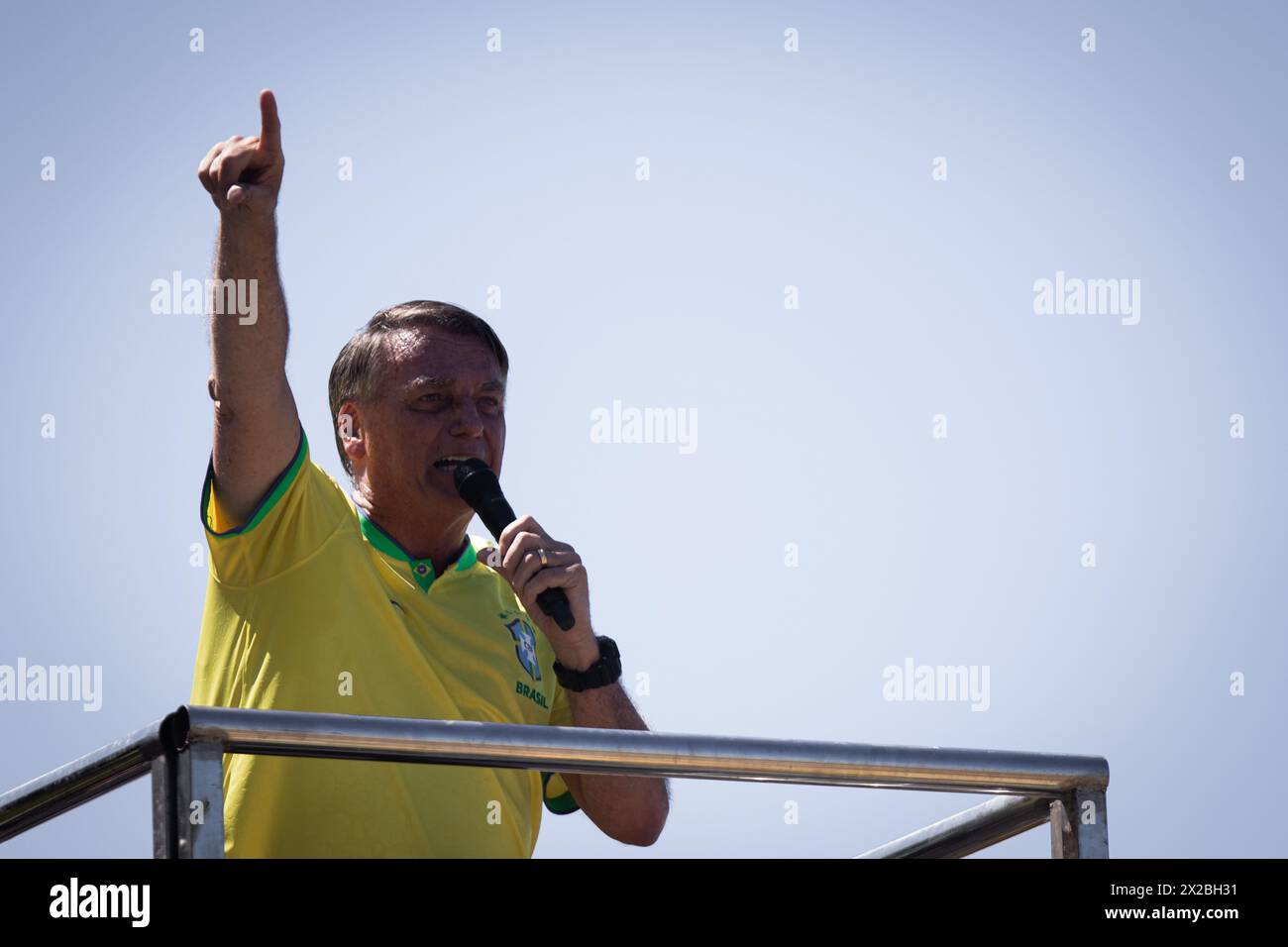 Rio De Janeiro, Brasilien. April 2024. Der ehemalige brasilianische Präsident Jair Bolsonaro spricht mit seinen Anhängern während einer Demonstration für Meinungsfreiheit am Strand der Copacabana in Rio de Janeiro. Bolsonaro behauptet, dass die Ermittlungen gegen ihn auf "Fake News" beruhen und protestiert mit seinen Anhängern im Kampf gegen diese Nachricht. Quelle: Joao Gabriel Alves/dpa/Alamy Live News Stockfoto