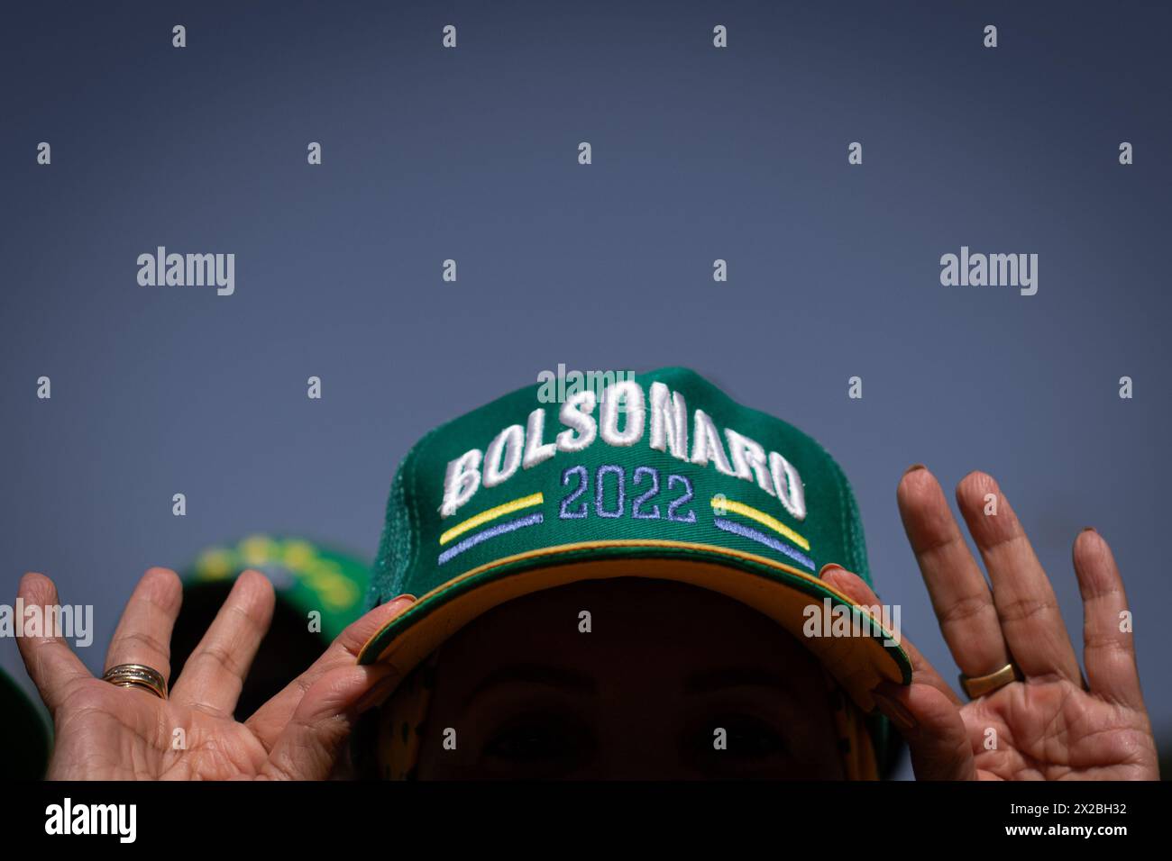 Rio De Janeiro, Brasilien. April 2024. Anhänger des ehemaligen brasilianischen Präsidenten Jair Bolsonaro nehmen an einer Demonstration für die Meinungsfreiheit am Strand der Copacabana in Rio de Janeiro Teil. Bolsonaro behauptet, dass die Ermittlungen gegen ihn auf "Fake News" beruhen und protestiert mit seinen Anhängern im Kampf gegen diese Nachricht. Quelle: Joao Gabriel Alves/dpa/Alamy Live News Stockfoto
