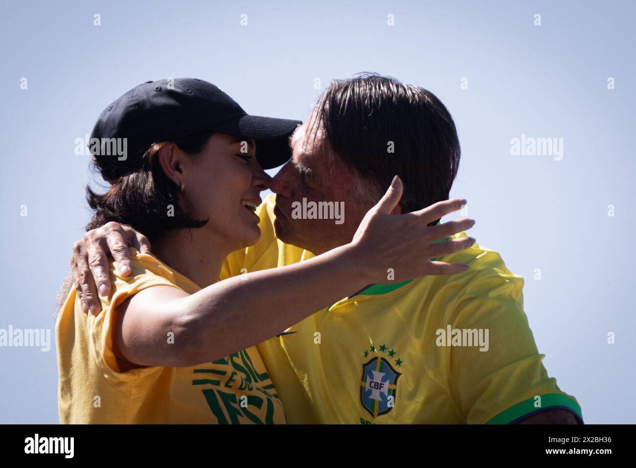Rio De Janeiro, Brasilien. April 2024. Der ehemalige brasilianische Präsident Jair Bolsonaro küsst seine Frau Michelle während einer Demonstration für freie Meinungsäußerung am Copacabana-Strand in Rio de Janeiro. Bolsonaro behauptet, dass die Ermittlungen gegen ihn auf "Fake News" beruhen und protestiert mit seinen Anhängern im Kampf gegen diese Nachricht. Quelle: Joao Gabriel Alves/dpa/Alamy Live News Stockfoto