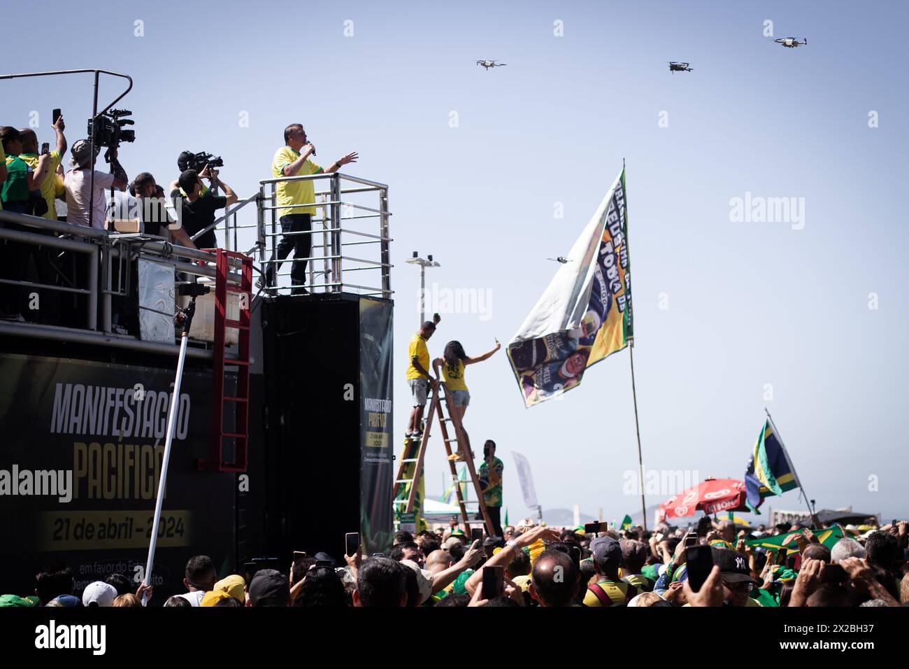 Rio De Janeiro, Brasilien. April 2024. Der ehemalige brasilianische Präsident Jair Bolsonaro (l) spricht mit seinen Anhängern während einer Demonstration für die Meinungsfreiheit am Copacabana-Strand in Rio de Janeiro. Bolsonaro behauptet, dass die Ermittlungen gegen ihn auf "Fake News" beruhen und protestiert mit seinen Anhängern im Kampf gegen diese Nachricht. Quelle: Joao Gabriel Alves/dpa/Alamy Live News Stockfoto