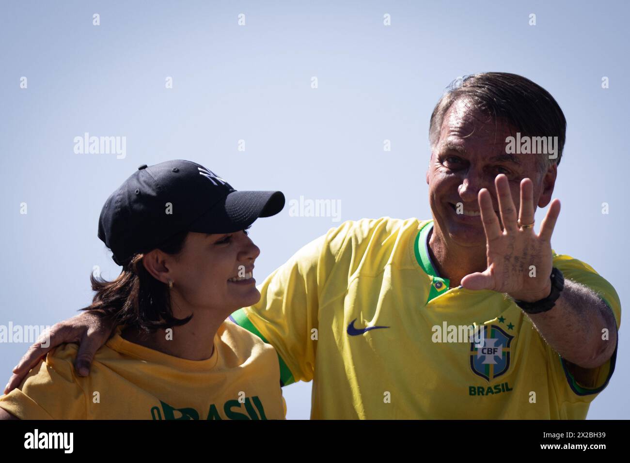 Rio De Janeiro, Brasilien. April 2024. Der ehemalige brasilianische Präsident Jair Bolsonaro umarmt seine Frau Michelle während einer Demonstration für freie Meinungsäußerung am Strand der Copacabana in Rio de Janeiro. Bolsonaro behauptet, dass die Ermittlungen gegen ihn auf "Fake News" beruhen und protestiert mit seinen Anhängern im Kampf gegen diese Nachricht. Quelle: Joao Gabriel Alves/dpa/Alamy Live News Stockfoto