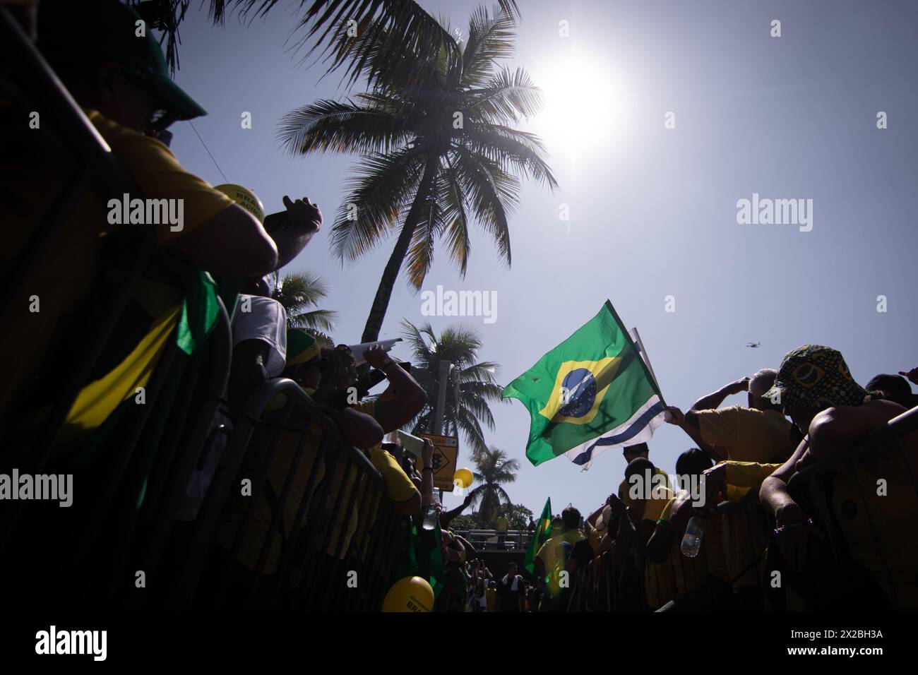 Rio De Janeiro, Brasilien. April 2024. Anhänger des ehemaligen brasilianischen Präsidenten Jair Bolsonaro nehmen an einer Demonstration für die Meinungsfreiheit am Strand der Copacabana in Rio de Janeiro Teil. Bolsonaro behauptet, dass die Ermittlungen gegen ihn auf "Fake News" beruhen und protestiert mit seinen Anhängern im Kampf gegen diese Nachricht. Quelle: Joao Gabriel Alves/dpa/Alamy Live News Stockfoto