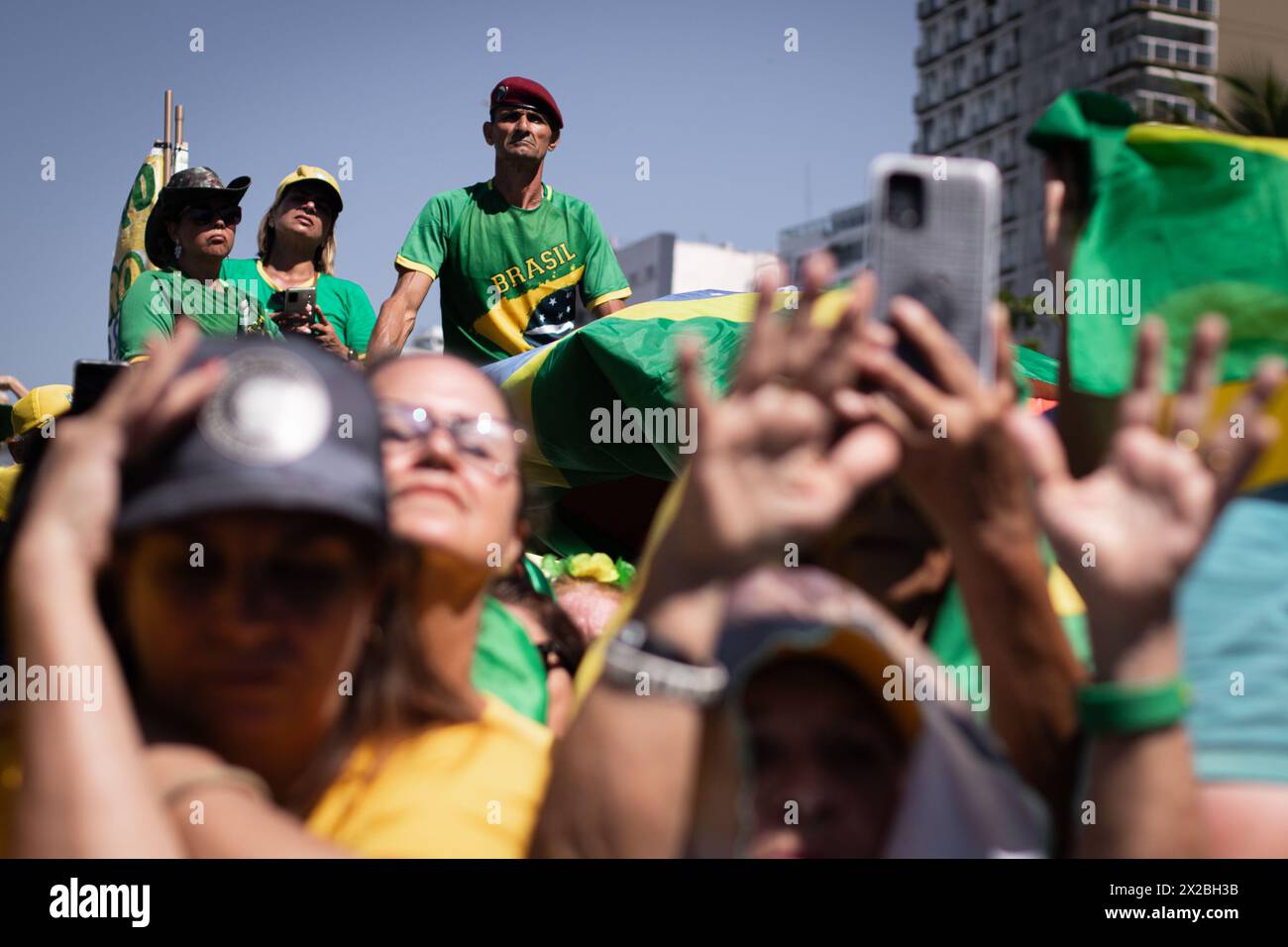 Rio De Janeiro, Brasilien. April 2024. Anhänger des ehemaligen brasilianischen Präsidenten Jair Bolsonaro nehmen an einer Demonstration für die Meinungsfreiheit am Strand der Copacabana in Rio de Janeiro Teil. Bolsonaro behauptet, dass die Ermittlungen gegen ihn auf "Fake News" beruhen und protestiert mit seinen Anhängern im Kampf gegen diese Nachricht. Quelle: Joao Gabriel Alves/dpa/Alamy Live News Stockfoto