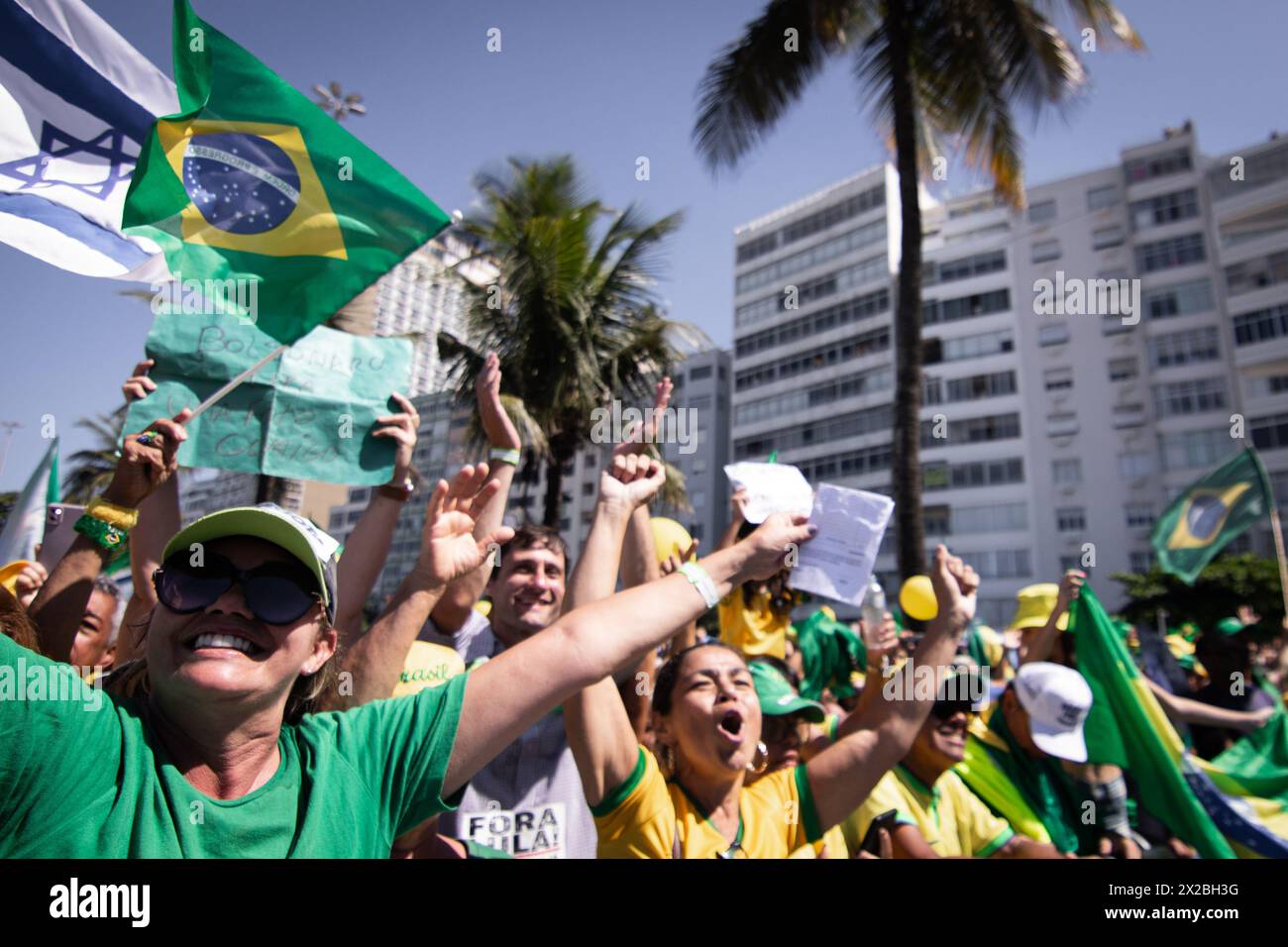 Rio De Janeiro, Brasilien. April 2024. Anhänger des ehemaligen brasilianischen Präsidenten Jair Bolsonaro nehmen an einer Demonstration für die Meinungsfreiheit am Strand der Copacabana in Rio de Janeiro Teil. Bolsonaro behauptet, dass die Ermittlungen gegen ihn auf "Fake News" beruhen und protestiert mit seinen Anhängern im Kampf gegen diese Nachricht. Quelle: Joao Gabriel Alves/dpa/Alamy Live News Stockfoto