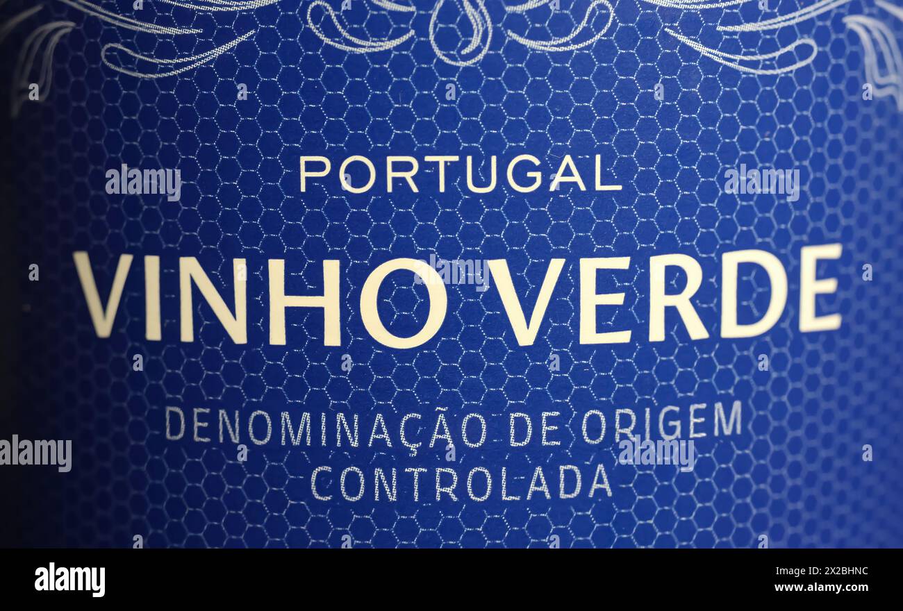 Viersen, Deutschland - 9. Mai. 2024: Nahaufnahme des portugiesischen Weinflaschenetiketts mit DOC- und Rebsortenbeschriftung Vinho Verde Stockfoto