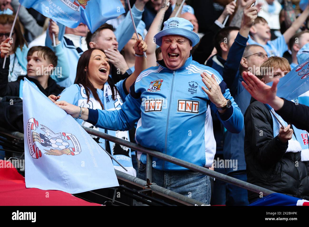 LONDON, Großbritannien - 21. April 2024: Fans von Coventry City beim Halbfinalspiel des Emirates FA Cup zwischen Coventry City FC und Manchester United FC im Wembley Stadium (Foto: Craig Mercer/ Alamy Live News) Stockfoto