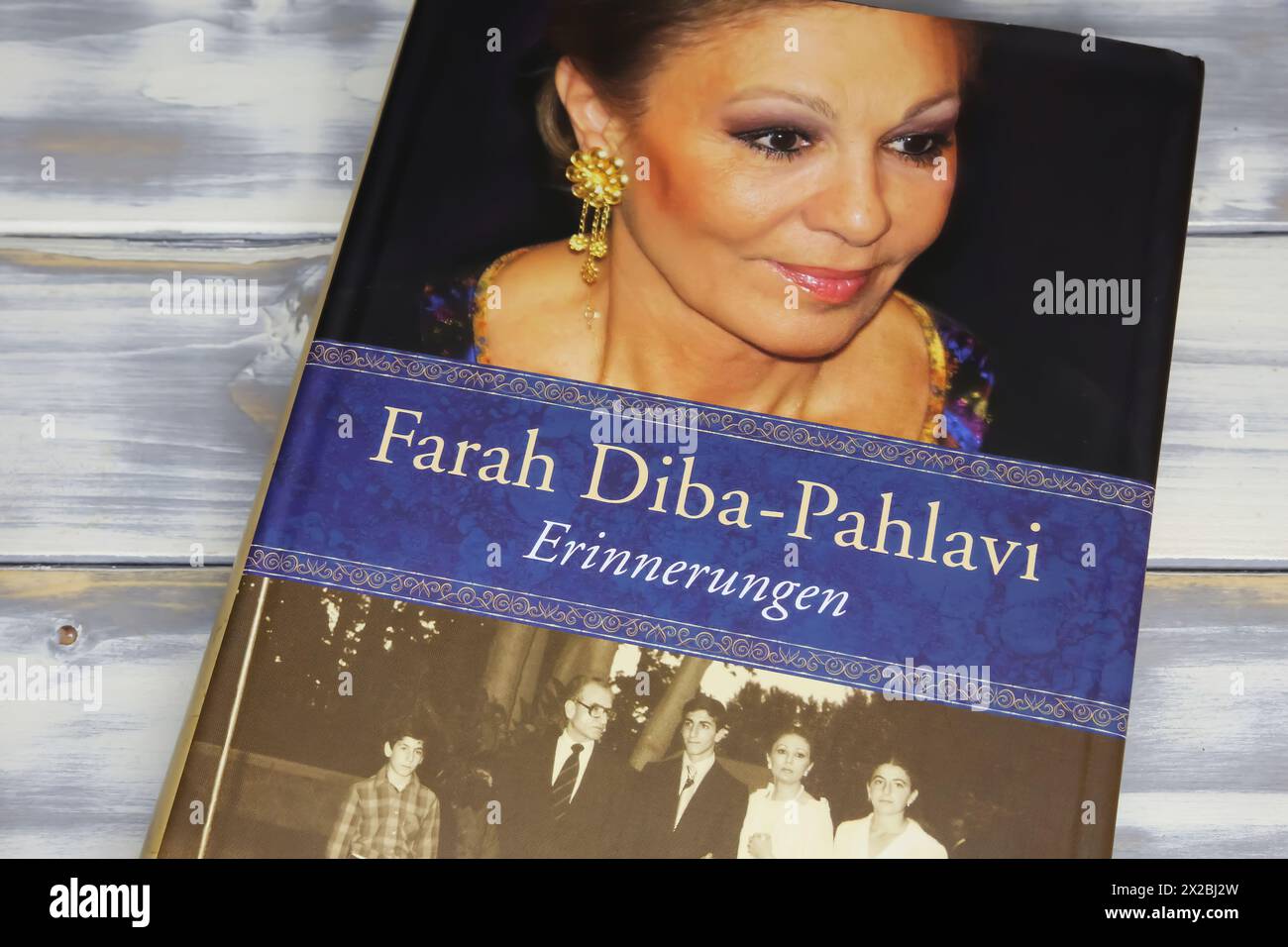 Viersen, Deutschland - 9. April. 2024: Nahaufnahme des Bucheintrags von Farah Diba Pahlavi Memoirs Stockfoto