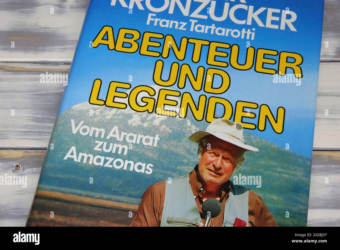 Viersen, Deutschland - 9. April. 2024: Nahaufnahme des deutschen Journalisten Dieter Kronzucker Buchumschlag Stockfoto