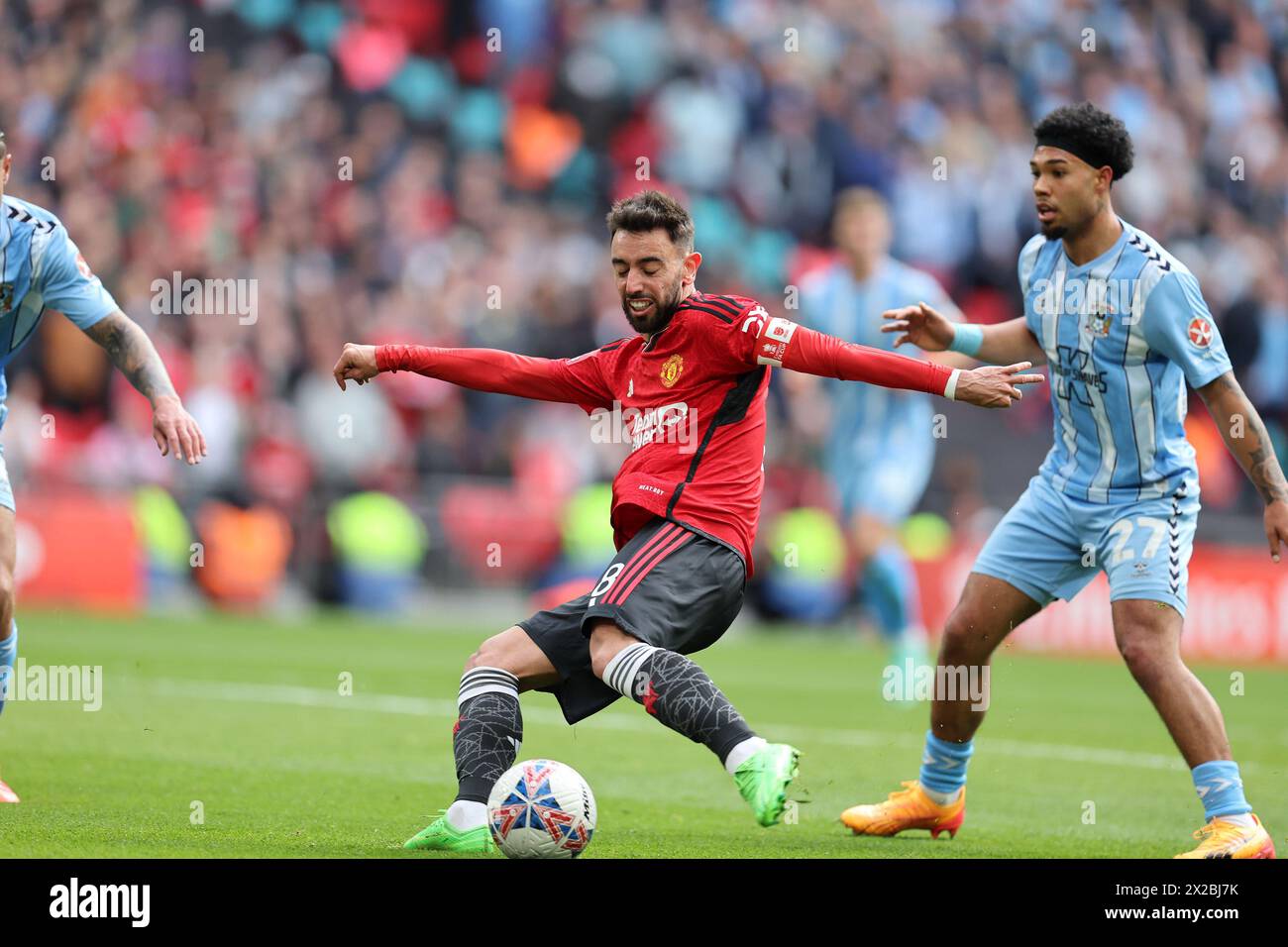London, Großbritannien. April 2024. Bruno Fernandes von Manchester United erzielt seinen Teams das 3. Tor. Das Halbfinale des Emirates FA Cup, Coventry City gegen Manchester United im Wembley Stadium in London am Sonntag, den 21. April 2024. Nur redaktionelle Verwendung. bild von Andrew Orchard/Andrew Orchard Sportfotografie/Alamy Live News Credit: Andrew Orchard Sportfotografie/Alamy Live News Stockfoto