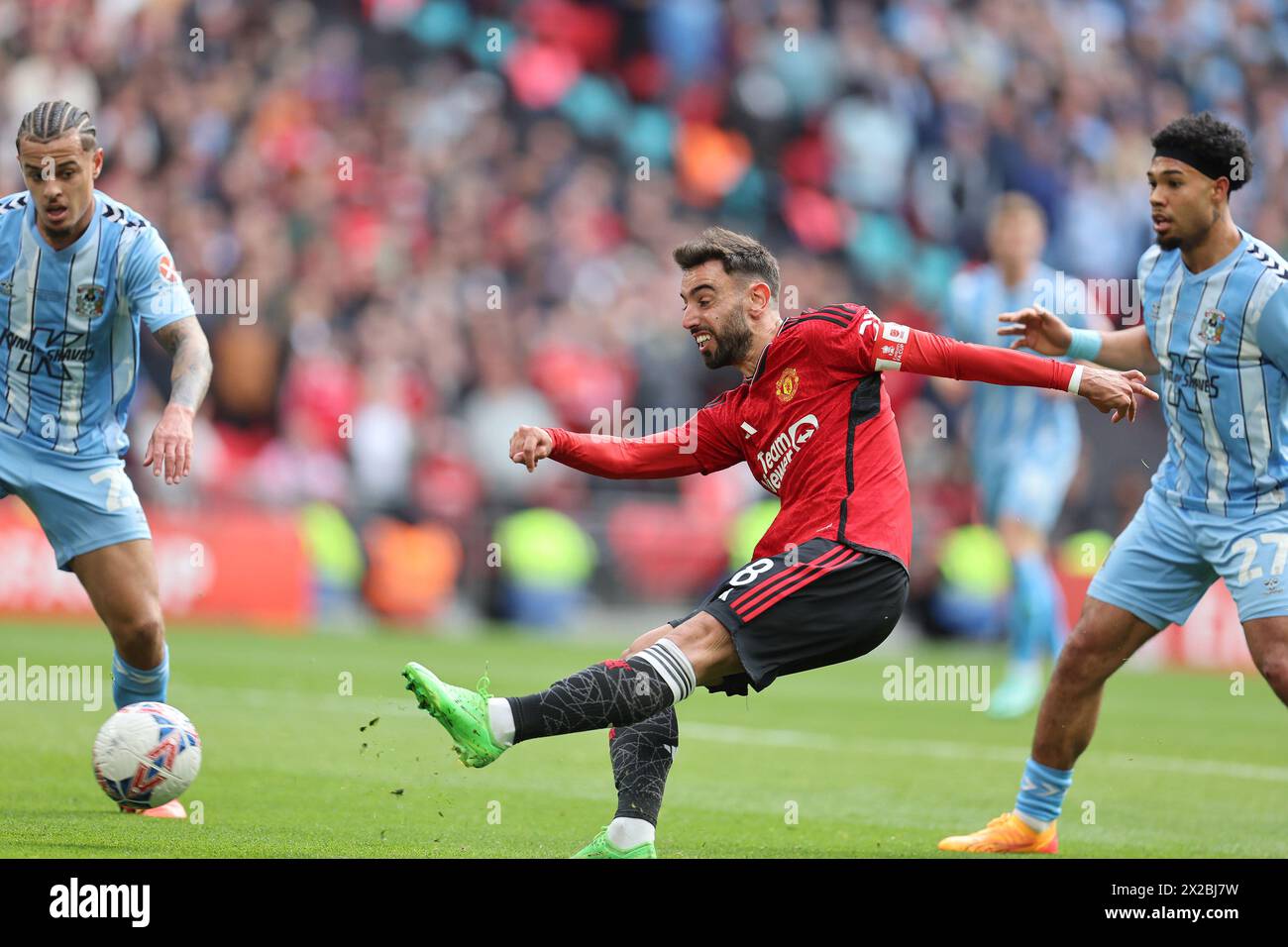 London, Großbritannien. April 2024. Bruno Fernandes von Manchester United erzielt seinen Teams das 3. Tor. Das Halbfinale des Emirates FA Cup, Coventry City gegen Manchester United im Wembley Stadium in London am Sonntag, den 21. April 2024. Nur redaktionelle Verwendung. bild von Andrew Orchard/Andrew Orchard Sportfotografie/Alamy Live News Credit: Andrew Orchard Sportfotografie/Alamy Live News Stockfoto