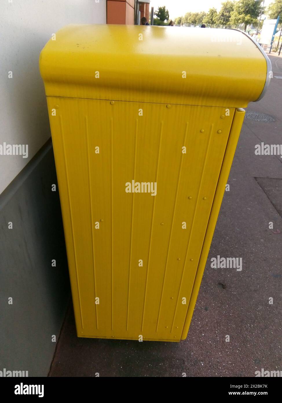 Die grande boite aux lettres jaune en France Stockfoto