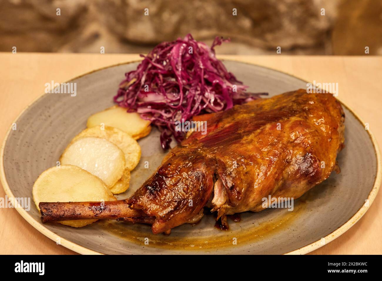 Gebratene Lammkeule, Bar Restaurante Portaletas, Parte Vieja, Altstadt, Donostia, San Sebastian, Gipuzkoa, Baskenland, Spanien Stockfoto