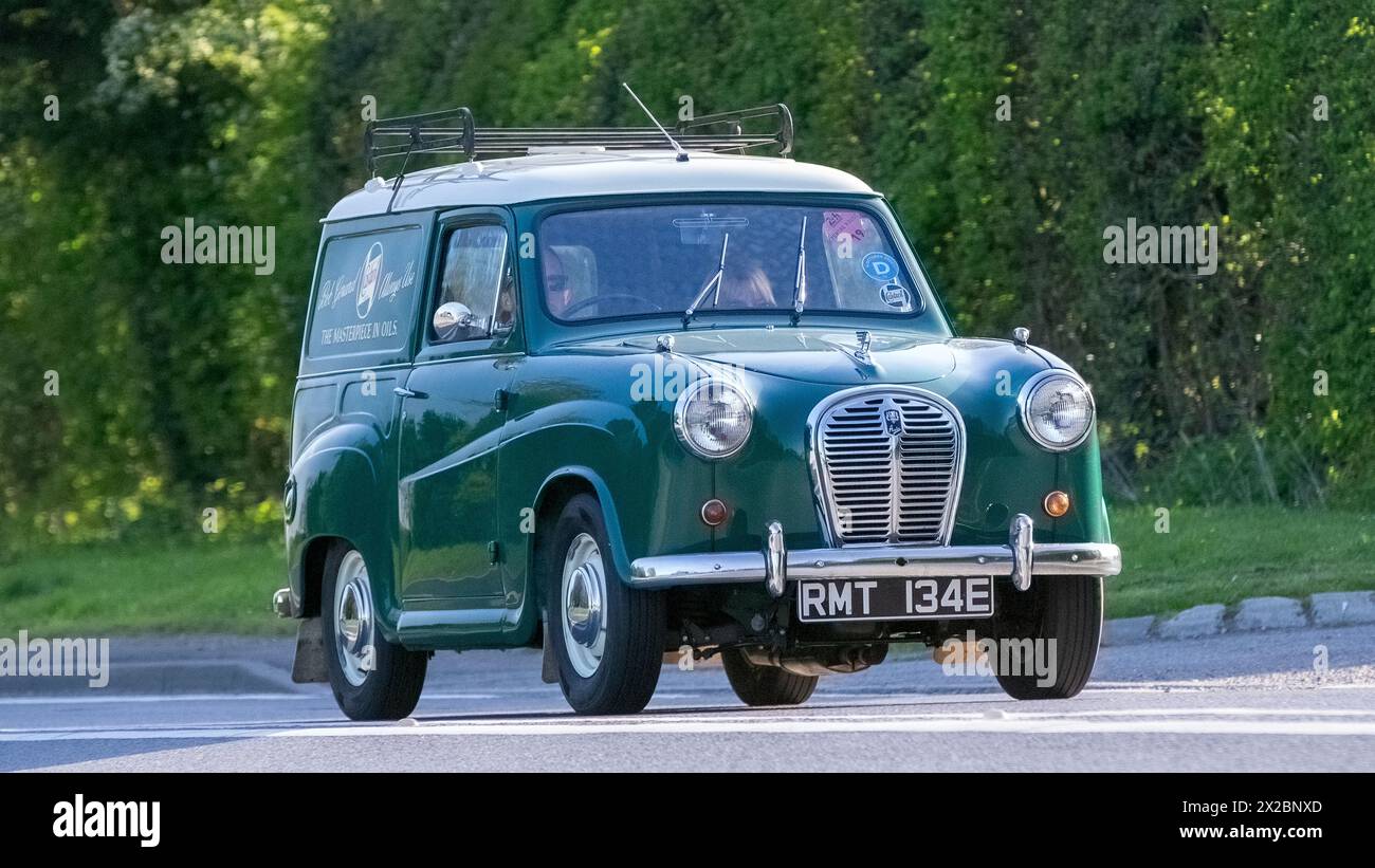 Bicester, UK - 21. April 2024: 1967 grüner Austin A40 klassischer Van, der auf einer britischen Straße fährt Stockfoto