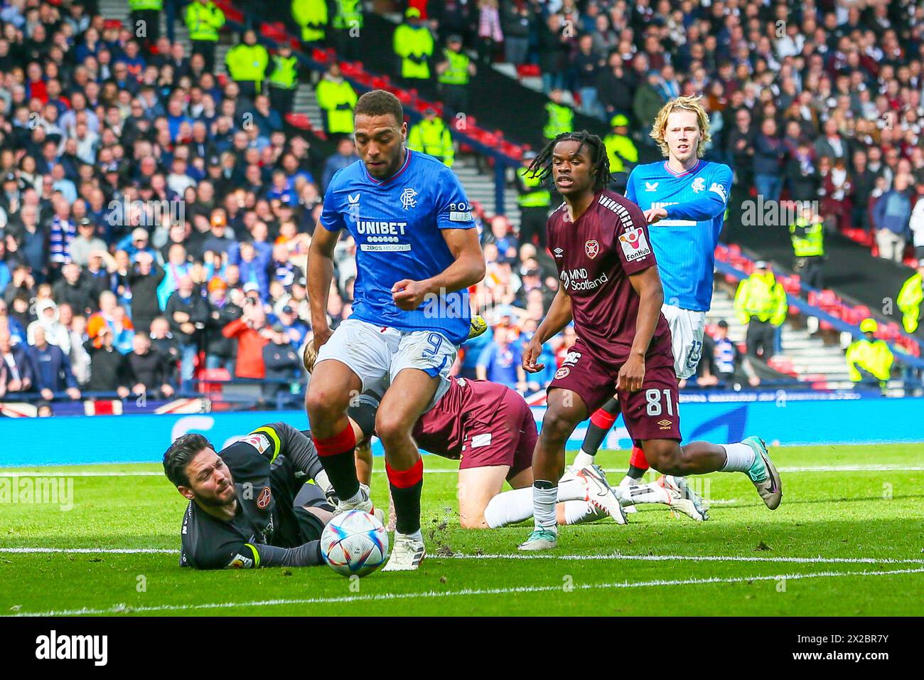 Glasgow, Großbritannien. April 2024. Im Halbfinale des Scottish Cup spielen die Rangers Heart of Midlothian im Hampden Park Football Stadion in Glasgow, Schottland. Der Gewinner dieses Spiels wird im Finale Celtic FC spielen. Quelle: Findlay/Alamy Live News Stockfoto