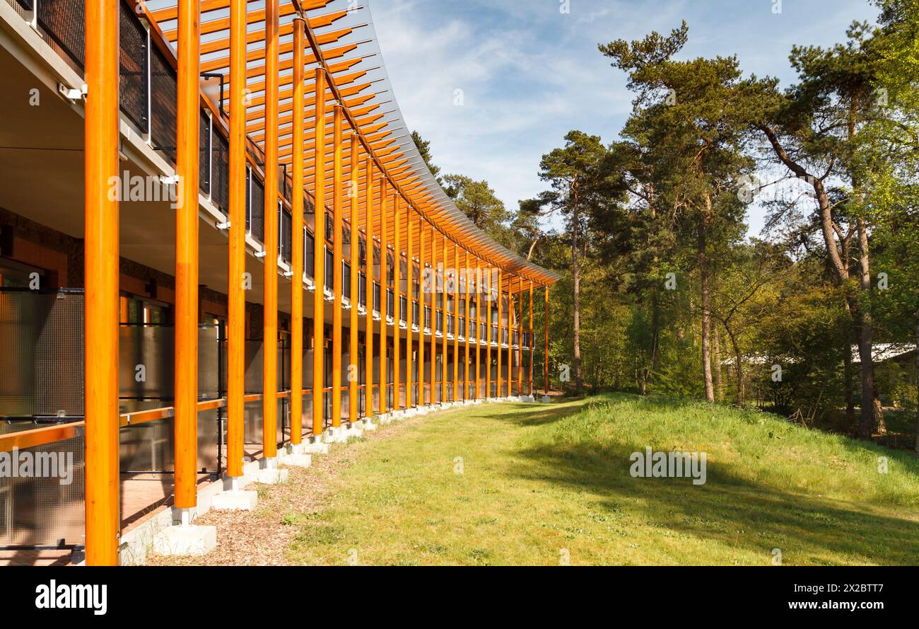 Moderne Holzarchitektur fügt sich nahtlos in die Natur und die Landschaft ein und harmoniert mit zeitgenössischem Design und natürlicher Umgebung Stockfoto