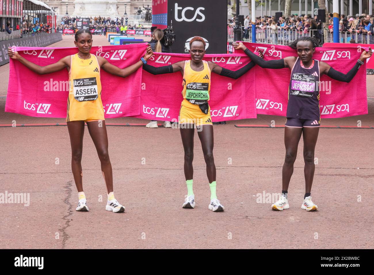 London, Großbritannien. April 2024. Die Gewinner der Frauen, L-t-r 2. Tigst ASSEFA (ETH), 1. Peres JEPCHIRCHIR (KEN), 3. Joyciline JEPKOSGEI (KEN). Die Marathonroute 2024 TCS London führt von Greenwich durch die City of London und endet in der Mall in Westminster. Insgesamt werden in diesem Jahr rund 50.000 Teilnehmer erwartet, darunter 20 Abgeordnete, mehrere Gleichaltrige und viele Prominente. Quelle: Imageplotter/Alamy Live News Stockfoto