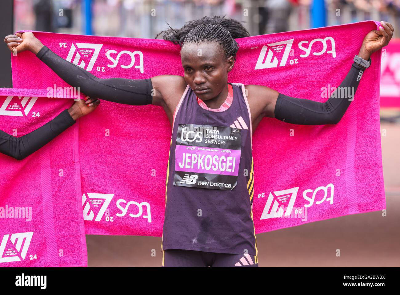 London, Großbritannien. April 2024. Die Gewinnerin der Frauen, die 3. Joyciline JEPKOSGEI (KEN). Die Marathonroute 2024 TCS London führt von Greenwich durch die City of London und endet in der Mall in Westminster. Insgesamt werden in diesem Jahr rund 50.000 Teilnehmer erwartet, darunter 20 Abgeordnete, mehrere Gleichaltrige und viele Prominente. Quelle: Imageplotter/Alamy Live News Stockfoto