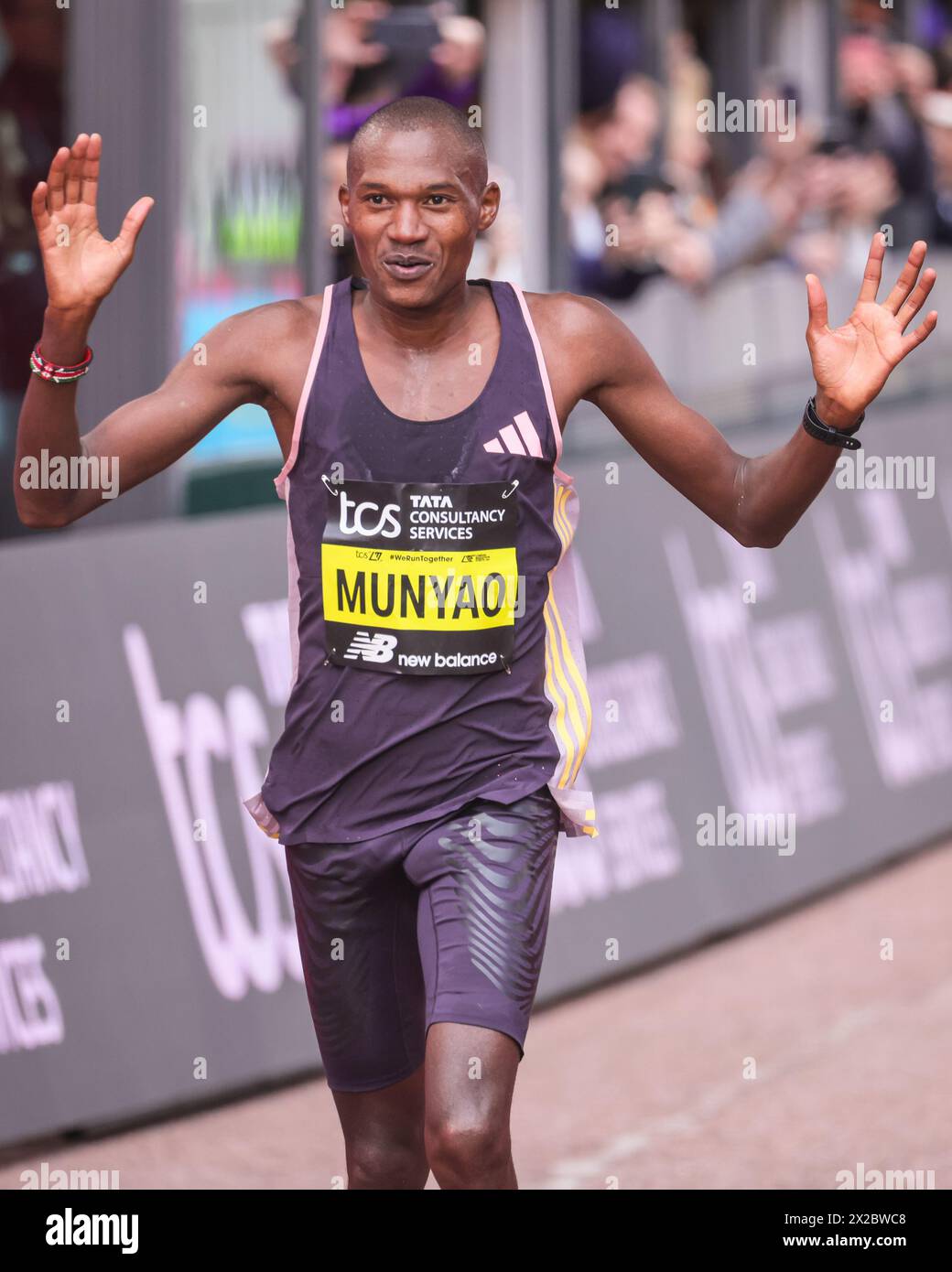 London, Großbritannien. April 2024. Sieger der Männer London, Sieger der Männer Alexander Mutiso Munyao, Kenia. Die Gewinner des Elite-Rennens kommen durch die Ziellinie und den Präsentationsbereich. Die Marathonroute 2024 TCS London führt von Greenwich durch die City of London und endet in der Mall in Westminster. Insgesamt werden in diesem Jahr rund 50.000 Teilnehmer erwartet, darunter 20 Abgeordnete, mehrere Gleichaltrige und viele Prominente. Quelle: Imageplotter/Alamy Live News Stockfoto