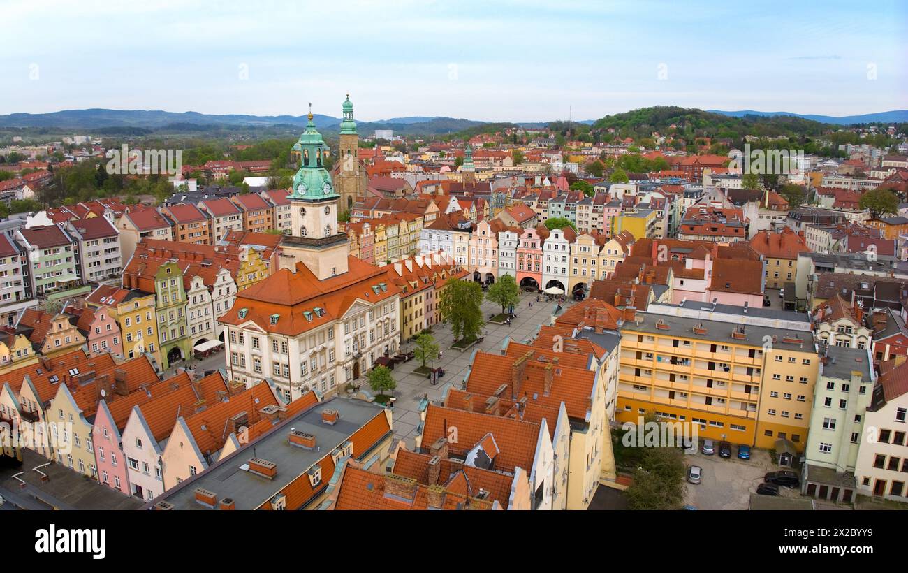 Der geschäftige Marktplatz von Jelenia Góra mit Ständen und dem eleganten Rathaus aus aus dem 18. Jahrhundert im Hintergrund ist aus der Vogelperspektive zu sehen. Stockfoto