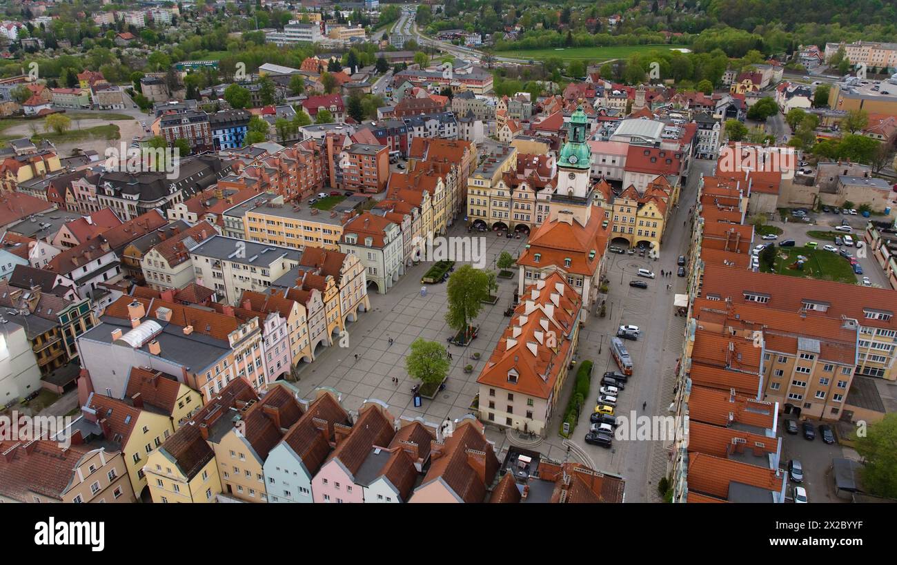 Ein Panoramablick aus der Luft zeigt die malerische Umgebung des Marktplatzes von Jelenia Góra, ergänzt durch die Pracht des Rathauses aus dem 18. Jahrhundert. Stockfoto