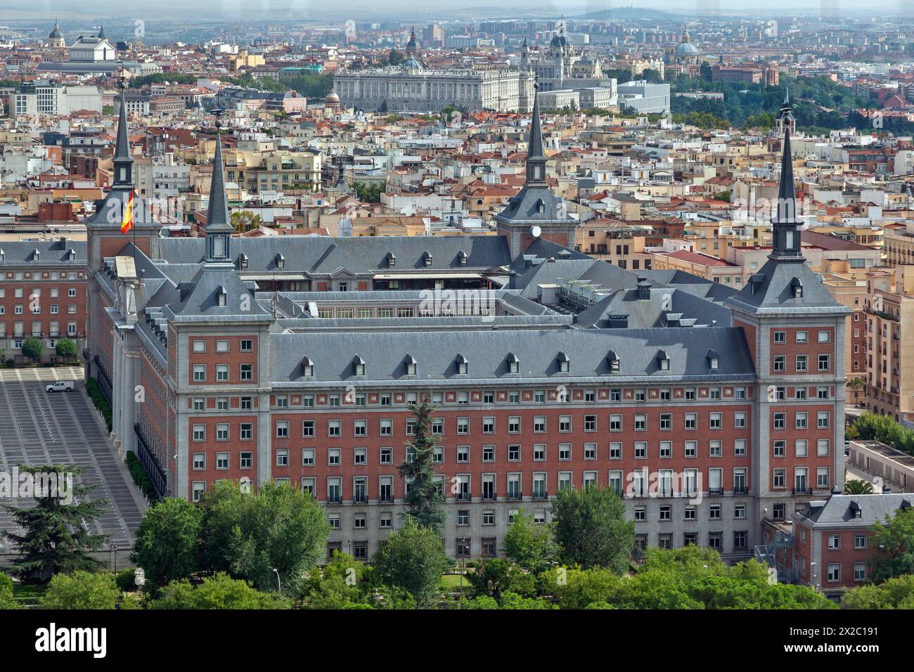 Panoramablick auf Madrid, die Hauptstadt Spaniens, mit dem Hauptquartier der Luft- und Raumfahrtkräfte Spaniens und dem Königlichen Palast auf der Rückseite Stockfoto