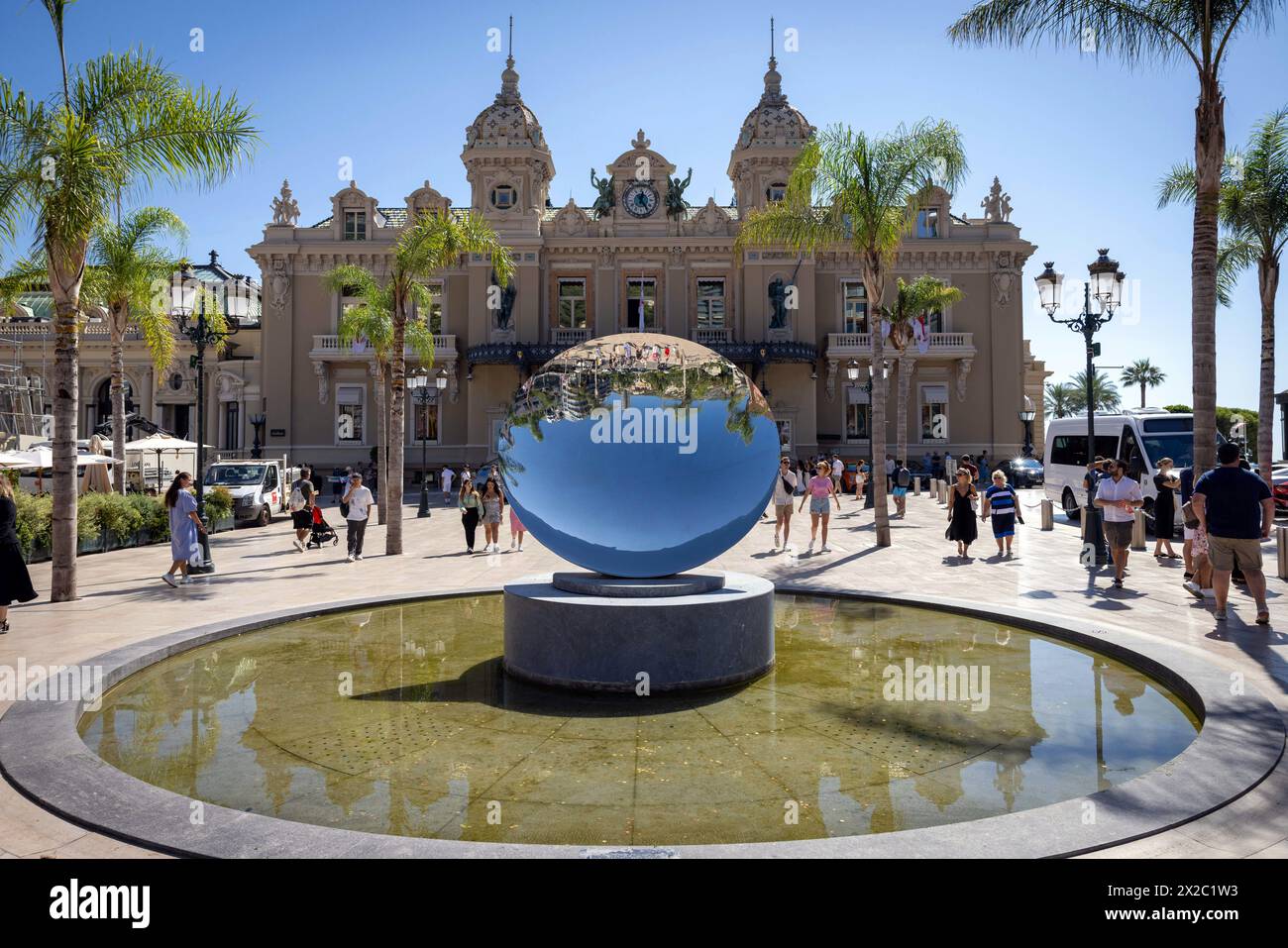 Die Sky Mirror Skulptur von Anish Kapoor steht vor dem Casino in Monte Carlo, Monaco, wo nur Ausländer wetten dürfen Stockfoto